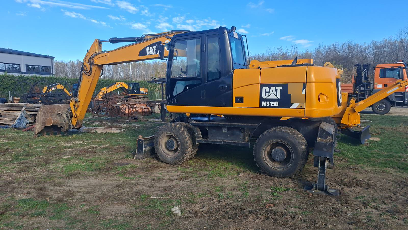 nehezgep-cat-m315d-02