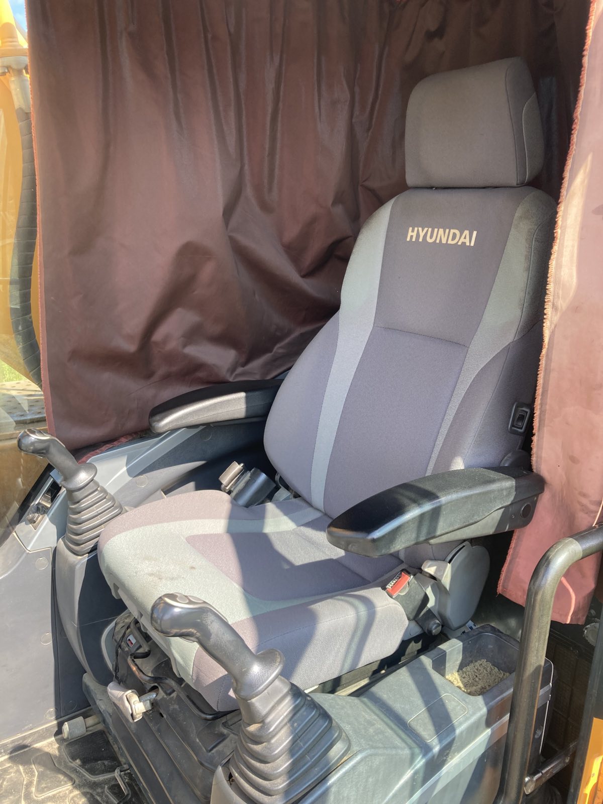 nehezgep-hyundai-210lc-web03