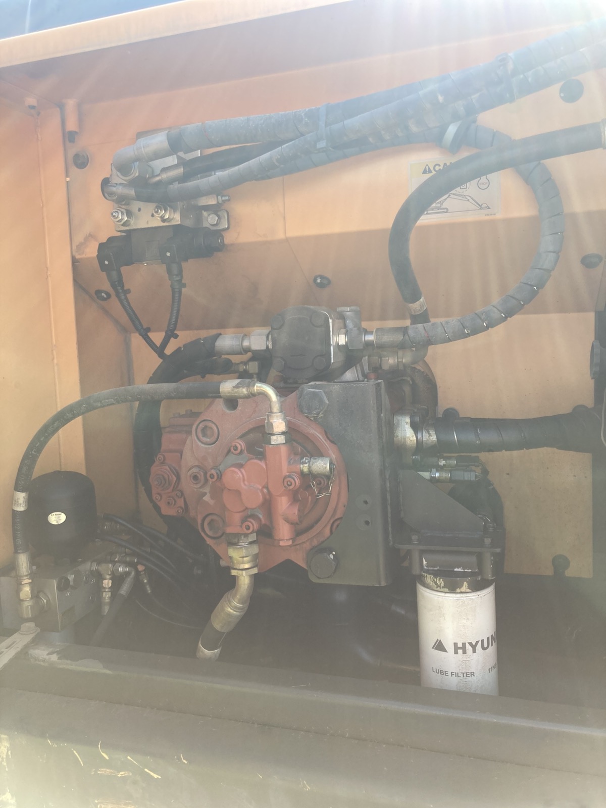 nehezgep-hyundai-210lc-web05